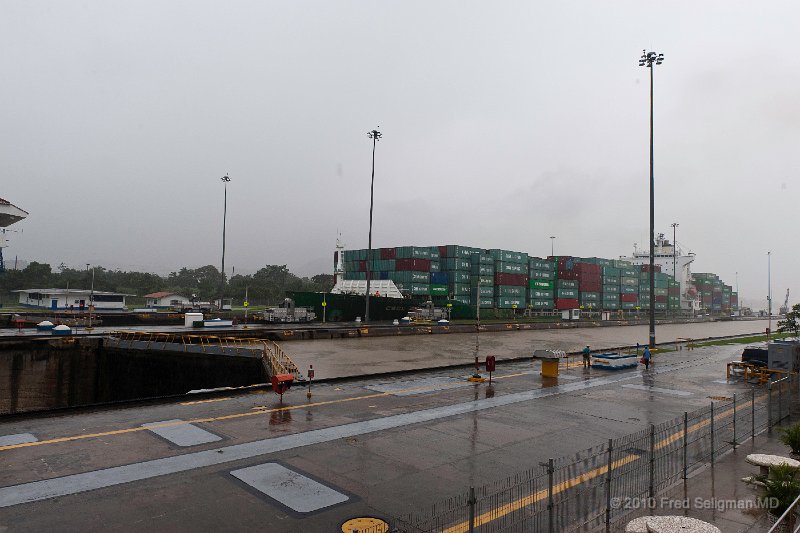 20101202_152702 D3.jpg - Miraflores Locks, Panama Canal.  One can appreciate that the container ship is being lowered